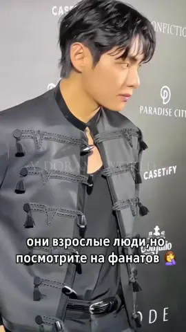 видео старое. Но ведь они просят одевать такое безвкусье всех своих актёров/певцов и не важно сколько им лет. а если кто-то что-то скажет они начнут хейтить. как же тяжело быть корейским актёром/айдолом. я лично не вижу в этом ничего милого,для меня как шут