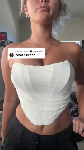 Replying to @𝕸𝖆𝖋𝖊𝖗🖤 it fits true to size so whatever you’re bra size normally is! i got 32D :)