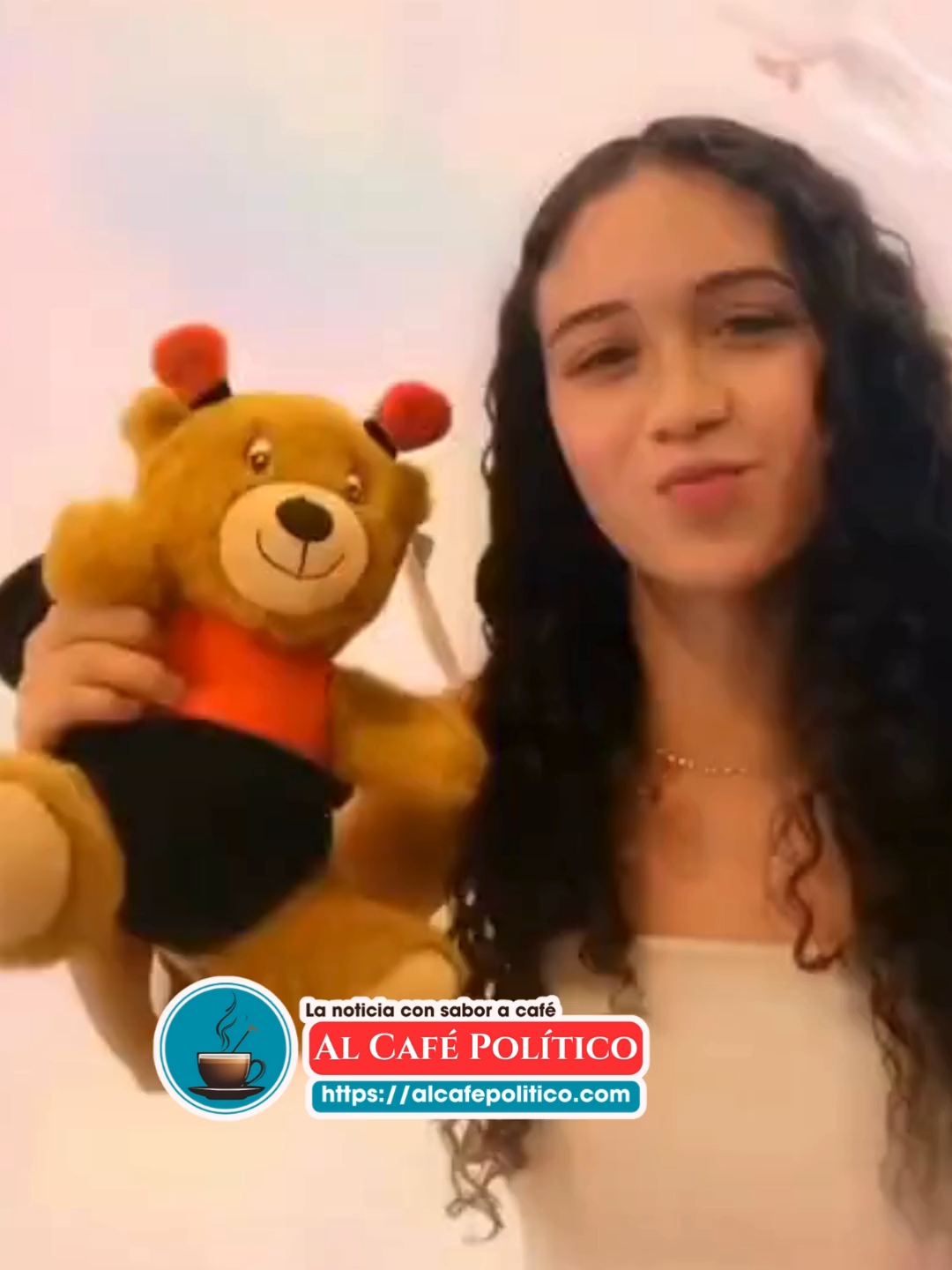 🕊️ Paloma Nicole, de solo 14 años, murió en Durango tras una cirugía estética de aumento de busto. Su padre denunció que nunca autorizó el procedimiento y acusó negligencia. 📌 La Fiscalía investiga a la madre y al padrastro, presunto cirujano. 📌 El caso ya es noticia internacional en medios como El País, Mirror y Daily Star. La indignación crece: “¿Cómo es posible que una menor sea operada sin consentimiento?” https://alcafepolitico.com/mueremenor-paloma/ #JusticiaParaPaloma #Durango #MenorDeEdad #NoticiasInternacionales
