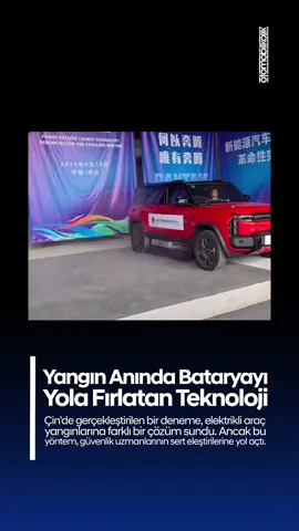 Elektrikli araç yangınları, otomotiv sektörünün en zorlu sorunlarından biri olarak öne çıkıyor. Özellikle lityum-iyon bataryalar alev aldıktan sonra söndürülmesi son derece güç oluyor. Çin’de yapılan yeni bir gösteri, bu soruna sıra dışı bir çözüm önerdi: Bataryayı araçtan dışarı fırlatmak. Viral olan videoda, bir SUV’un yan kısmından dev bir batarya modülü büyük bir hızla dışarı fırlatılıyor. Batarya yola düştükten sonra özel bir battaniye ile güvenlik görevlileri tarafından kapatılıyor. Sistem nasıl çalışıyor? Çin basınındaki haberlere göre bu teknoloji, hava yastığına benzer bir mantıkla çalışıyor. Sensörler bataryada termal bir tehlike algıladığında, sistem devreye giriyor ve bataryayı bir saniyeden kısa sürede 3 ila 6 metre uzağa fırlatıyor. Amaç, aracın içindekileri olası bir yangın veya patlamadan korumak. Güvenlik endişeleri büyüyor Uzmanlara göre bu çözüm, yeni riskleri beraberinde getiriyor. Yüzlerce kilo ağırlığındaki bir bataryanın trafikteki başka bir araca veya yayalara savrulması ölümcül sonuçlara yol açabilir. Ayrıca büyük kazalarda aracın yapısal deformasyonu, bu mekanizmayı çalışmaz hale getirebilir. Denemeyi kim yaptı? Olayın Chery markasına ait iCar 03T üzerinden gerçekleştirildiği görüldü. Ancak Chery, resmi sosyal medya hesaplarından yaptığı açıklamada deneme ile hiçbir ilgisinin olmadığını belirtti: “Bu, iCar ile ilgili değildir. Lütfen mantıklı olun.” Etkinliğin Çin Otomotiv Çarpışma Onarım ve Teknoloji Araştırma Merkezi tarafından organize edildiği, 19 Eylül 2025’te düzenlenen “Güç Bataryası Fırlatma Teknolojisi Tanıtım ve Değişim Toplantısı” sırasında yapıldığı bildirildi. Joyson Group’un adının da geçtiği iddia edilse de şirket, projeyle bağının olmadığını açıkladı.