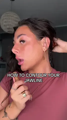 Your contouring your jaw WRONG… sorry to break it to you…. #izzystipsytuesdays #makeuptips #makeup #contour @LYS Beauty @Charlotte Tilbury @milkmakeup 