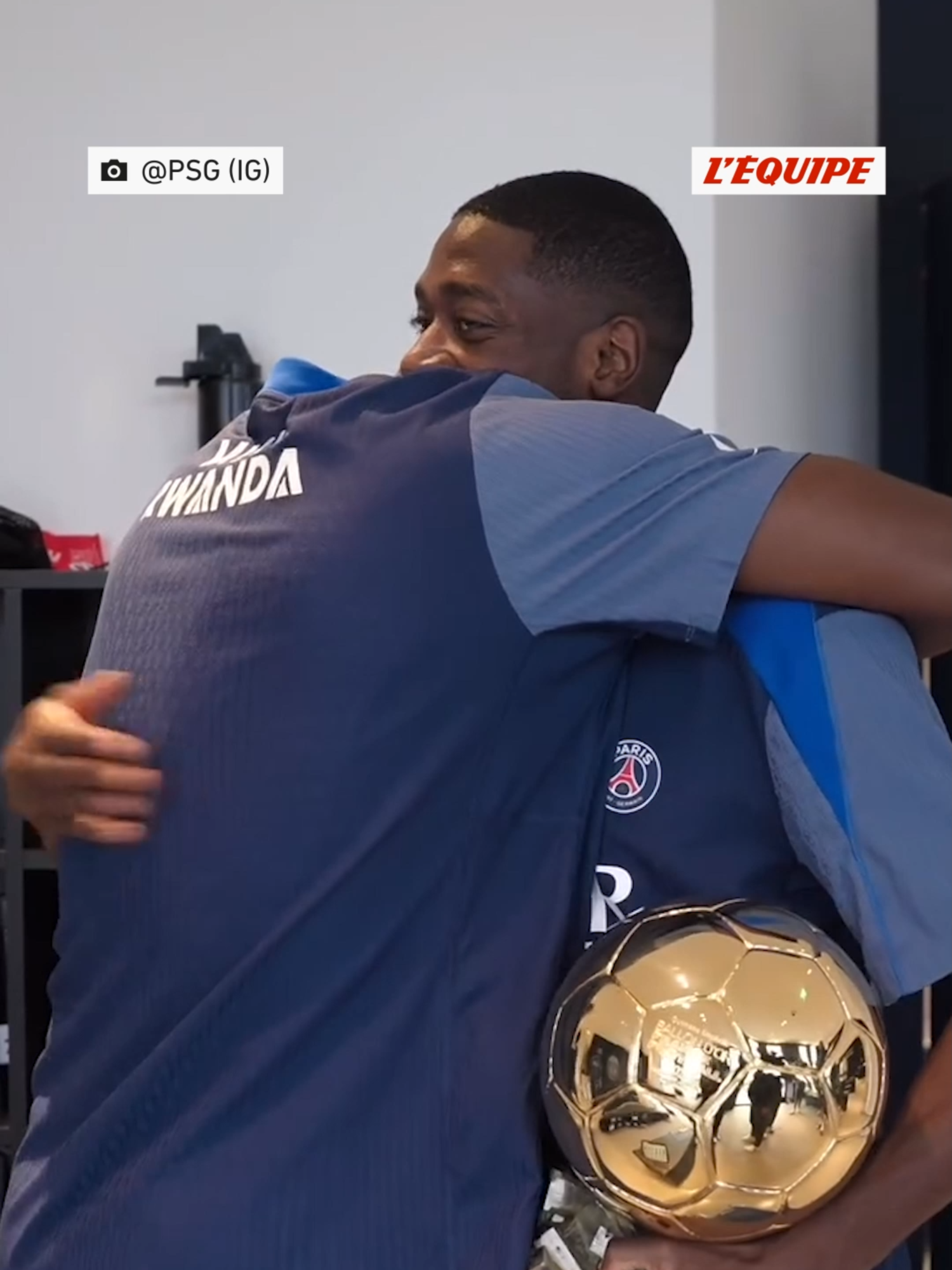Ousmane Dembélé est allé au centre d'entraînement du PSG avec son Ballon d'Or au lendemain de son titre au théâtre du Chatelet #ballondor #sportstiktok #dembele