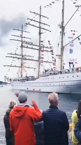 ketika KRI BIMA SUCI tiba di fredrikstad Norwegia... ternyata warga norwegia mreka sudah nunggu kapal latih TNI AL mandiri ini... nyenggol kapal indonesia ini,lo sama aja nyenggol penduduk bumi wkwkwkwkwk video lama ya gais... #kribimasuci #bimasuci #fypditiktok #fyp #fyppppppppppppppppppppppp 