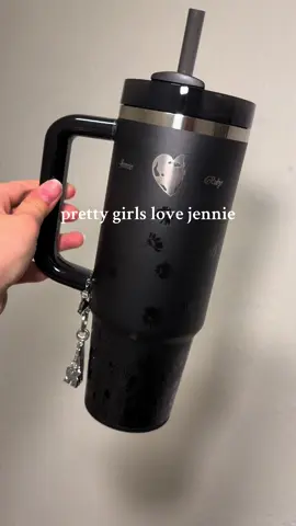it’s so cutie @Stanley Brand @JENNIE #stanleyxjennie #midnightruby #30oztumbler #stanley #blackpinkjennie 