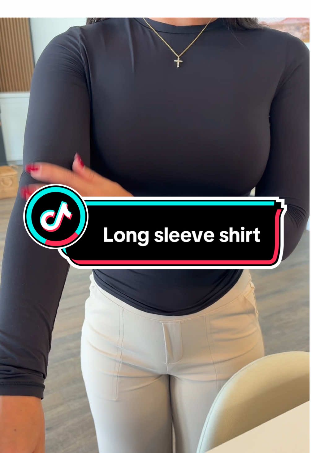 This long sleeve basic shirt is the essential shirt for fall and winter. #longsleeveshirt #longsleeve #fallclothes #cutetops #basicoutfit 