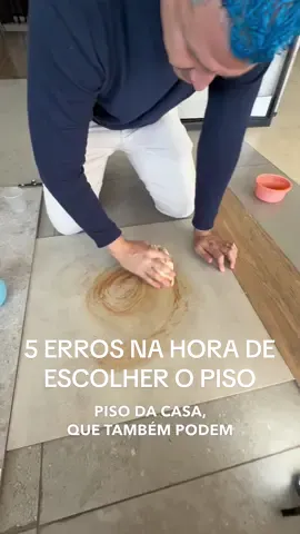 5 erros na hora de escolher o piso que também podem ser os seus 👀 Escolher o piso é uma das tarefas mais difíceis da obra, né? A gente idealiza muito, mas alguns deslizes podem transformar o sonho em pesadelo. Me conta: você já conseguiu escapar de algum desses erros? #obra #reforma #casamoderna #arquitetura