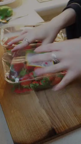 macht es NICHT nach  fake messer fake alles #narasmith #vegangummies #fyp #vienna @Nara Smith 