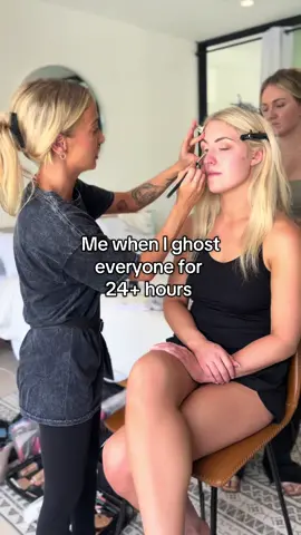 I’m just running around on my feet all day, cleaning my kit and being creative 🥳 #makeupartist #fypage 
