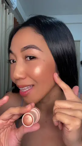 Super love this Jelly Highlighter Sticks from Sace Lady! ✨Buy 1 Take 1 - achieve a glowy and shiny shimmering skin ✨✨ #saceladycosmetic #highlighter #makeup #cosmetics #glowyskin 