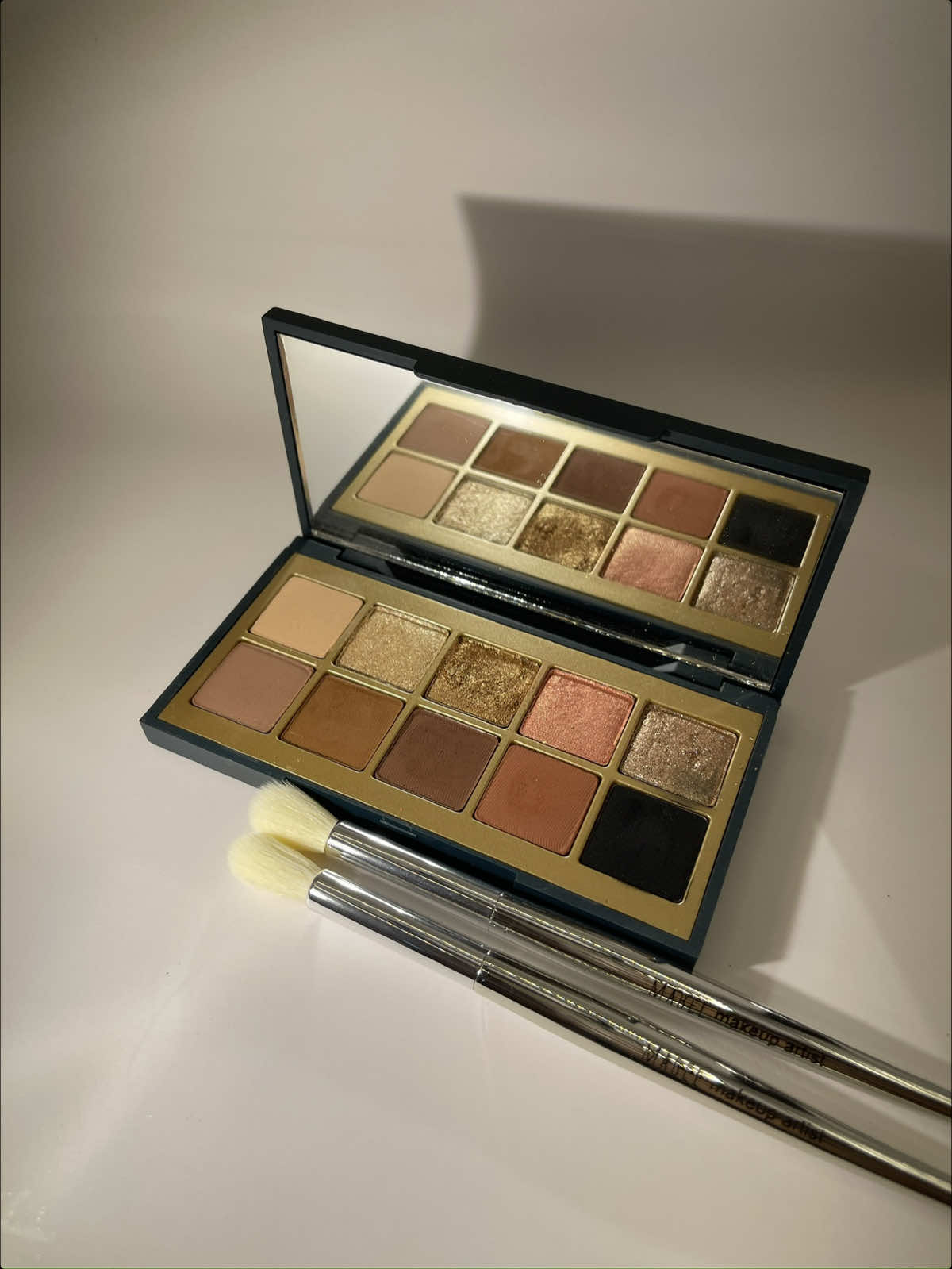 Paleta Neutrals not so basic @Petrizi Makeup  Sombras pigmentadas com tons Matte e cintilantes.  Gostaram?  #mabelmakeup #petrizi 