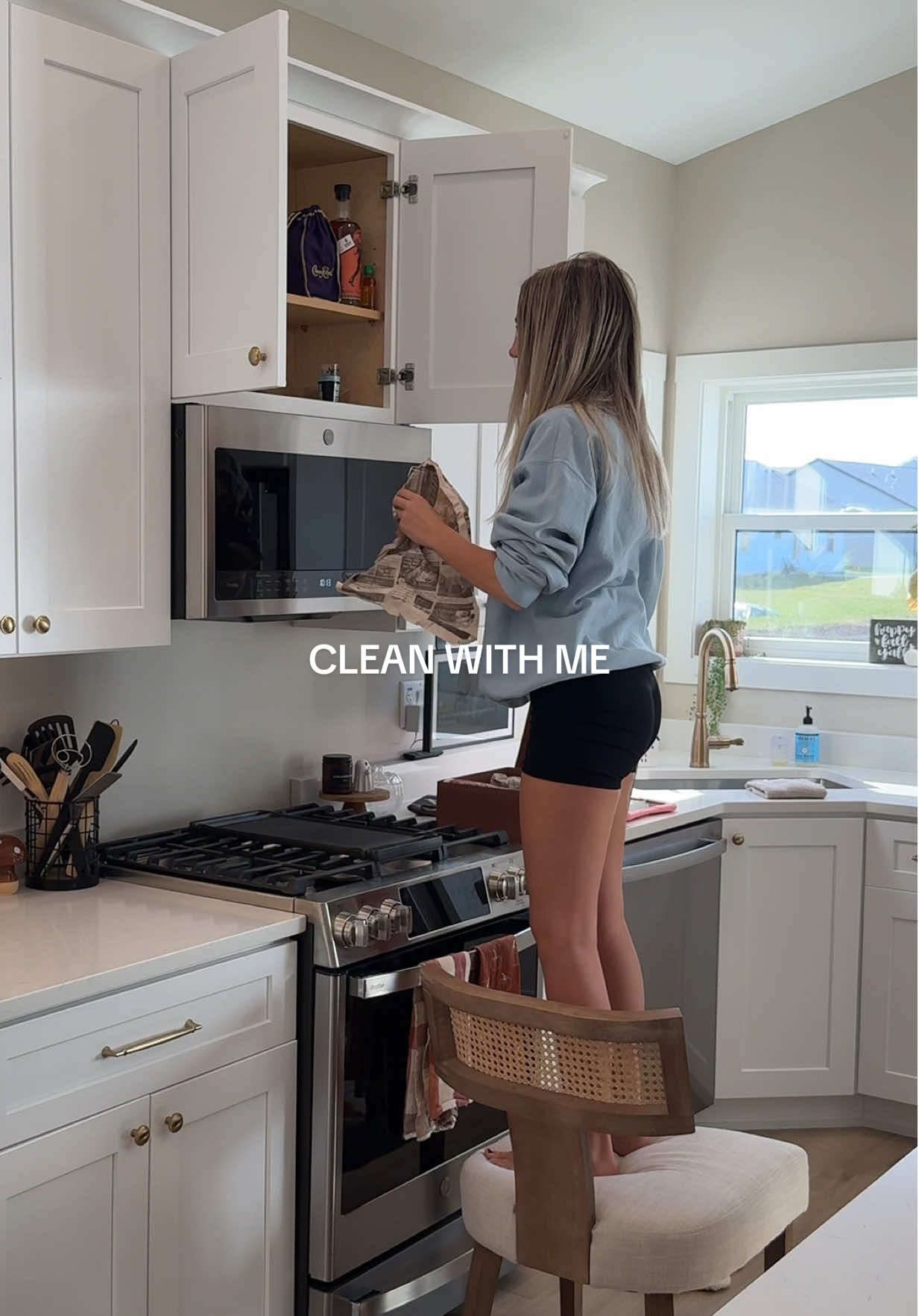 it’s been a minute since I’ve done a clean with meeee #cleanwithme #sahmvlog #cleaningmotivation #Lifestyle #momlife  