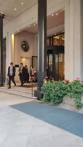 Le hicimos una ovación a Mr Lee. Vean cómo lo hicimos reír 😉 @bts #jin #mrlee #milano #gucci 