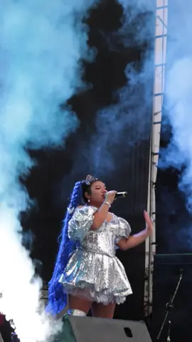 Aly Cat canta “cute” en feria Planet #AlyCat #cute #feriaplanet #concierto #lachicapopular 
