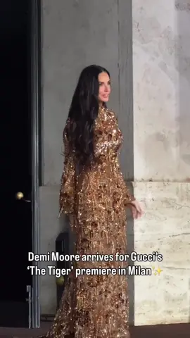 من #italy مع الجميلة ديمي مور بفستان من تصميم @Gucci 😍