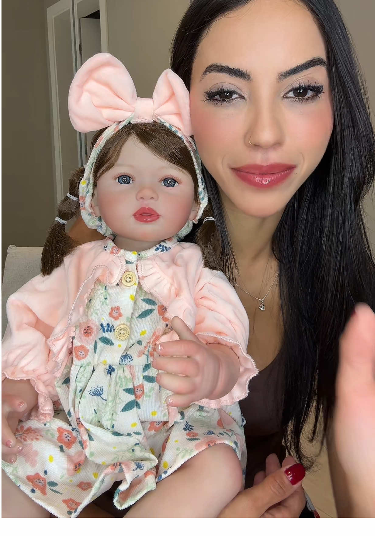 ✨ Conheça a fofura do Bebê Reborn Brastoy ✨ Com detalhes realistas, corpo em silicone 100% macio e roupinhas encantadoras, ele é perfeito para colecionadores e apaixonados por bonecas artesanais. 💕 Ideal para presente 🎁 ou para quem ama ter um bebê reborn cheio de carinho e delicadeza. 📏 55 cm de puro encanto 👶 Feito à mão com acabamento de alta qualidade 💖 Realista, macio e cheio de detalhes #BebêReborn #BonecaReborn #RebornRealista #BonecasArtesanais #RebornSilicone      