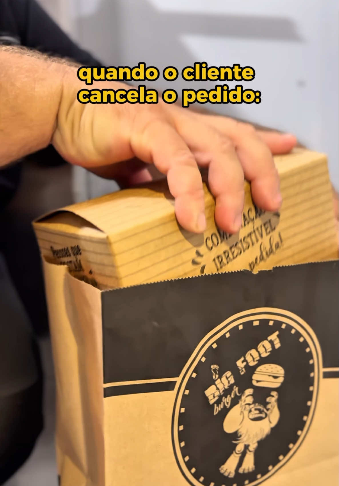 🛑 Quando o cliente cancela o pedido… A cozinha vira CSI Big Foot: Desgrampeia, despluga, desmonta, destampa, devolve o lanche pra chapa… E as batatas? Já foram abduzidas. 👽🍟 Moral da história: Pense bem antes de cancelar, ou vai traumatizar um lanche inocente. 🍔😂 #BigFootBurger #LancheComHistória #CancelouSofreu