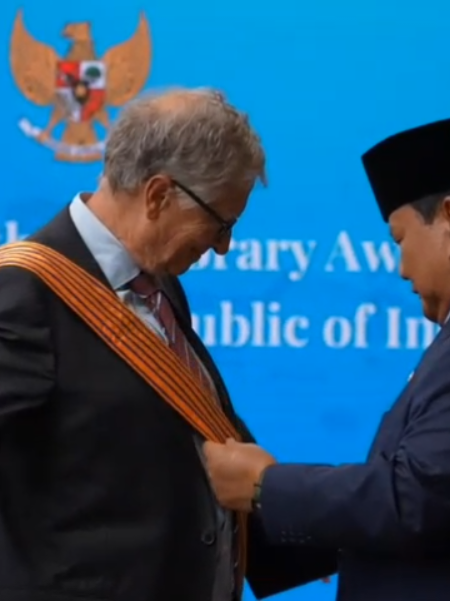 bintang kehormatan Bill Gates dr pak prabowo  #prabowo #billgates #mayorteddy #teddyindrawijaya #fyp 