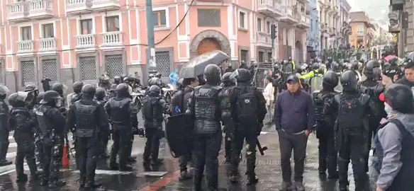 #Quito | Este fue el inmenso despliegue policial que reprimió a la movilización de la tarde de este martes 23 de septiembre en la Plaza de Santo Domingo. Manifestantes rechazan el Gobierno de Noboa en el marco del #paronacionalec25 