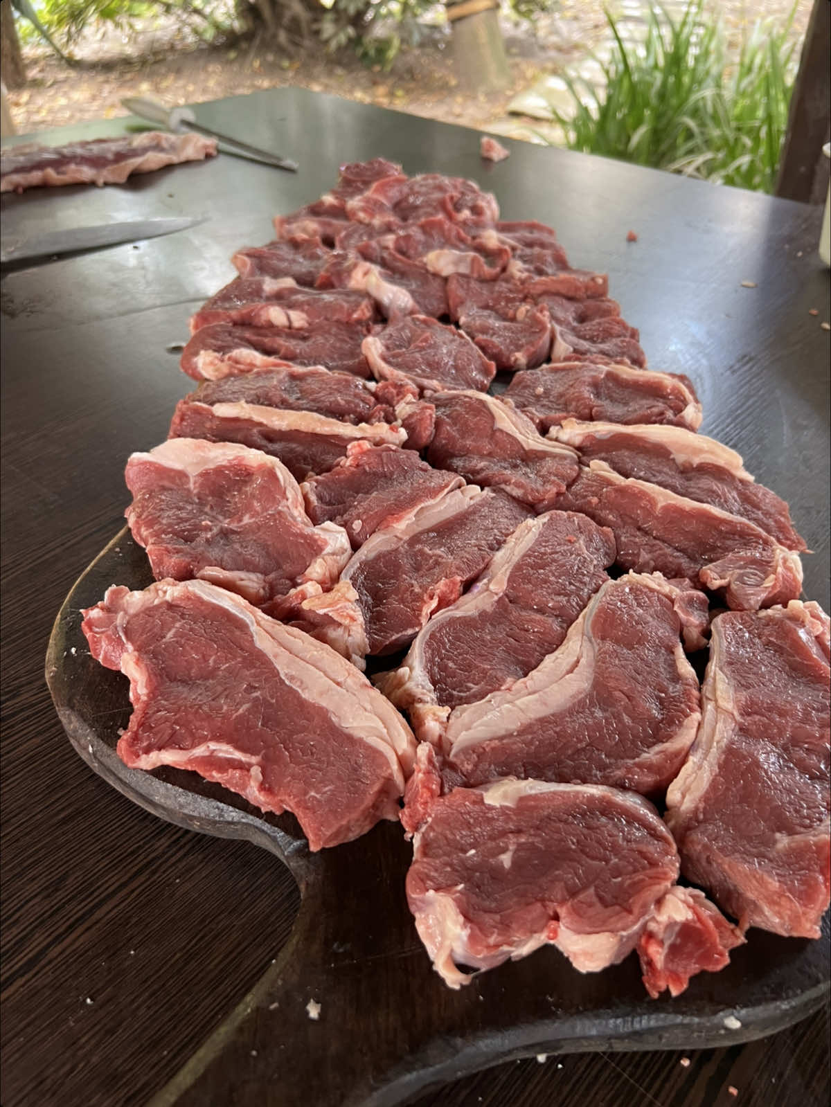 Nombre de la receta? 🥩🥩 Entiendo totalmente a la gente que va a poner que era mejor asarlo entero, o separarlo. Pero te invito a probar cosas nuevas, a experimentar, a disfrutar cosas que nunca hiciste! Hoy, deshuesamos el trend de bife completo. Este mismo, tiene cortes como el ojo de bife, bife angosto, bife ancho o bife de chorizo!  Fundamental que sea un corte de excelente calidad, como la carne que encontramos en @bubulaemercadodecarnes  Cocinarlo bien fuerte vuelta y vuelta a la parrilla es esencial! No pasarse porque pierde el sentido, recordar que va frito.  Se pasa por salsa bechamel o salsa blanca bien espesa, y en este caso fue apanado con panko.  Te quiero y disfruta mucho las pequeñas cosas! La vida pasa rápido 🫶🏼