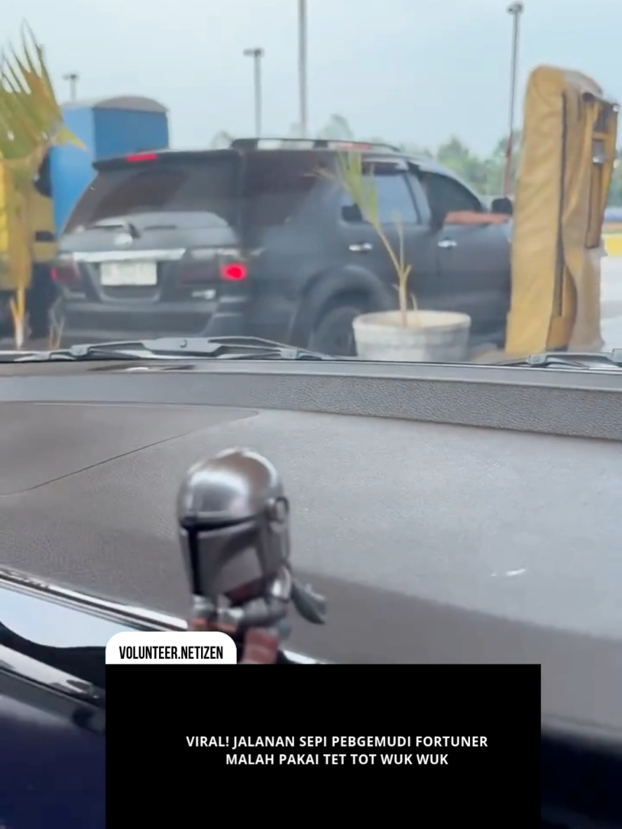 🔥VIRAL! SEORANG WANITA TERIAKI PENGEMUDI FORTUNER PAKAI STROBO DI GERBANG TOL !?😰  Sobat Voluners, Di ruas Tol Kunciran arah Bandara, jalanan lagi sepi dan mulus, tapi ada aksi pengemudi Fortuner yang bikin heboh 😡. Mobil ini kedapatan menyalakan strobo dan ngusir-ngusir kendaraan lain dengan cara ngedim berkali-kali, padahal mobil di depannya (Honda WR-V) sama sekali tidak melaju pelan 🚗⚡. Aksi seperti ini jelas meresahkan, Sobat Voluners. Jalan tol adalah fasilitas bersama, bukan ajang pamer arogansi dengan lampu strobo apalagi ngusir pengguna jalan lain. 🚦 Ingat, strobo hanya boleh dipakai kendaraan darurat sesuai aturan, bukan untuk gaya-gayaan atau merasa jalanan milik pribadi. Menurut kalian, apakah pengemudi arogan seperti ini layak diberi sanksi tegas biar ada efek jera? 🤔 #viral #tiktokindonesia #fyp #explore #xyzabc 