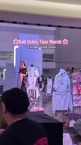 OMG HOW CUTEEE IS THE MERCH FOR @Kali Uchis #unitedcenterchicago #sincerelytourchicago #kaliuchistour #kaliuchischicago 
