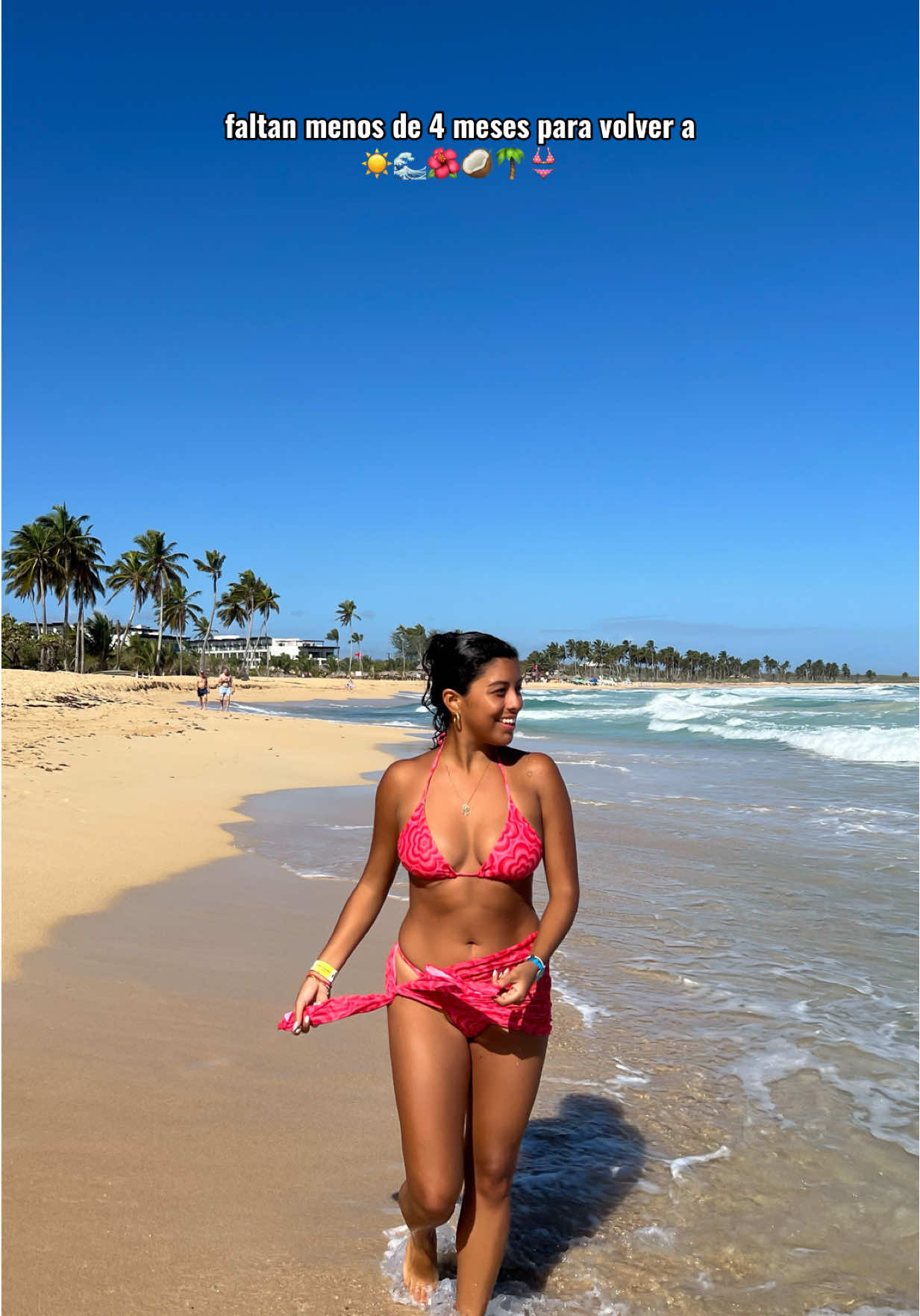 Playa, sunset, días de piscina, bronceador y olor a coco. Es todo lo que necesito ☀️🌴👙🥥 #verano #playa #pooldays #bronze 