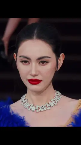 ใหม่-ดาวิกา ในชุดจากแบรนด์ Gucci @Davikah Channel  @Gucci  #ใหม่ดาวิกา #GucciLaFamiglia #GucciSS26 #davikah #collection_style