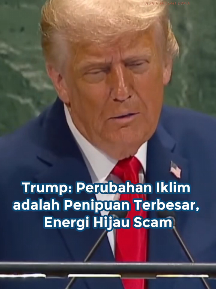 Presiden Amerika Serikat Donald Trump menyebut bahwa perubahan iklim sebagai “penipuan terbesar” di dunia. Pernyataan itu disampaikan dalam Sidang Umum Perserikatan Bangsa-Bangsa (PBB) di New York, AS, Selasa (23/9/2025). Dalam pidatonya yang berlangsung hampir satu jam, Trump beberapa kali menunjukkan rasa skeptisnya terhadap inisiatif lingkungan global. Ia bahkan mengkritik Uni Eropa karena mengurangi jejak karbonnya, yang menurut Trump dapat merugikan perekonomian. Sumber: Reuters Kreatif: Safira Nurulita Produser: Reza Kurnia Darmawan ' #Trump #Amerika #NewYork #Global ##cut