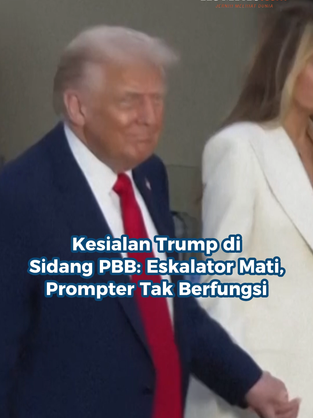 Kedatangan Presiden Amerika Serikat Donald Trump ke Sidang Majelis Umum PBB di New York, Selasa (23/9/2025), sempat diwarnai insiden teknis. Eskalator di markas PBB tiba-tiba berhenti ketika ia dan Ibu Negara Melania Trump hendak menaikinya. Dalam pidatonya, Trump juga mengeluhkan teleprompter yang tidak berfungsi. Terkait matinya eskalator, seorang pejabat PBB mengatakan, ada orang dari partai Trump yang berjalan lebih dulu dan tanpa sengaja menekan tombol berhenti di eskalator. Sumber: Associated Press Kreatif: Blanka Rahel Maretha Joanne Produser: Reza Kurnia Darmawan ~R #Trump #Amerika #NewYork #Global ##Cut