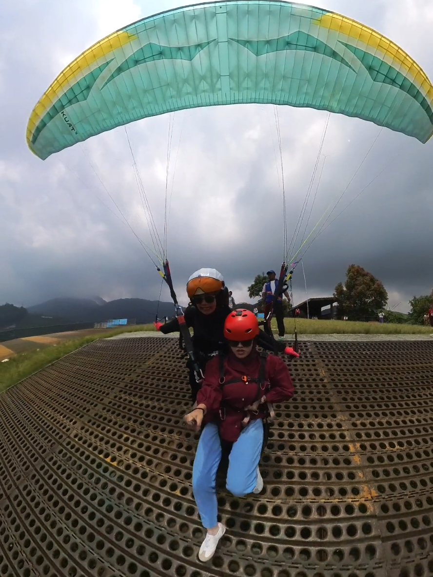 Harga tandem paralayang puncak bogor tidak ada perubahan d hari weekday / pun weekend. Yuk cobain.. #paralayang #paralayangpuncakbogor #fyppppppppppppppppppppppp #fypage #fyp 