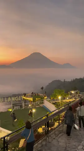 Sunrise Pintu Langit SkyView,24 September 2025 #fyp #diengwonosobo #fypviralシ #pintulangitskyview #discoverdieng 