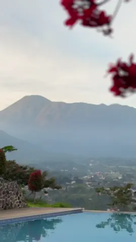 Emang paling bener kalo lagi ke puncak kalian harus nginep di sini, pemandangannya paling juara, bookingnya lewat TikTok lumayan selisih 100ribu dari harga asli #staycation #rekomendasihotel #hotelmurahpuncak #villapuncak 