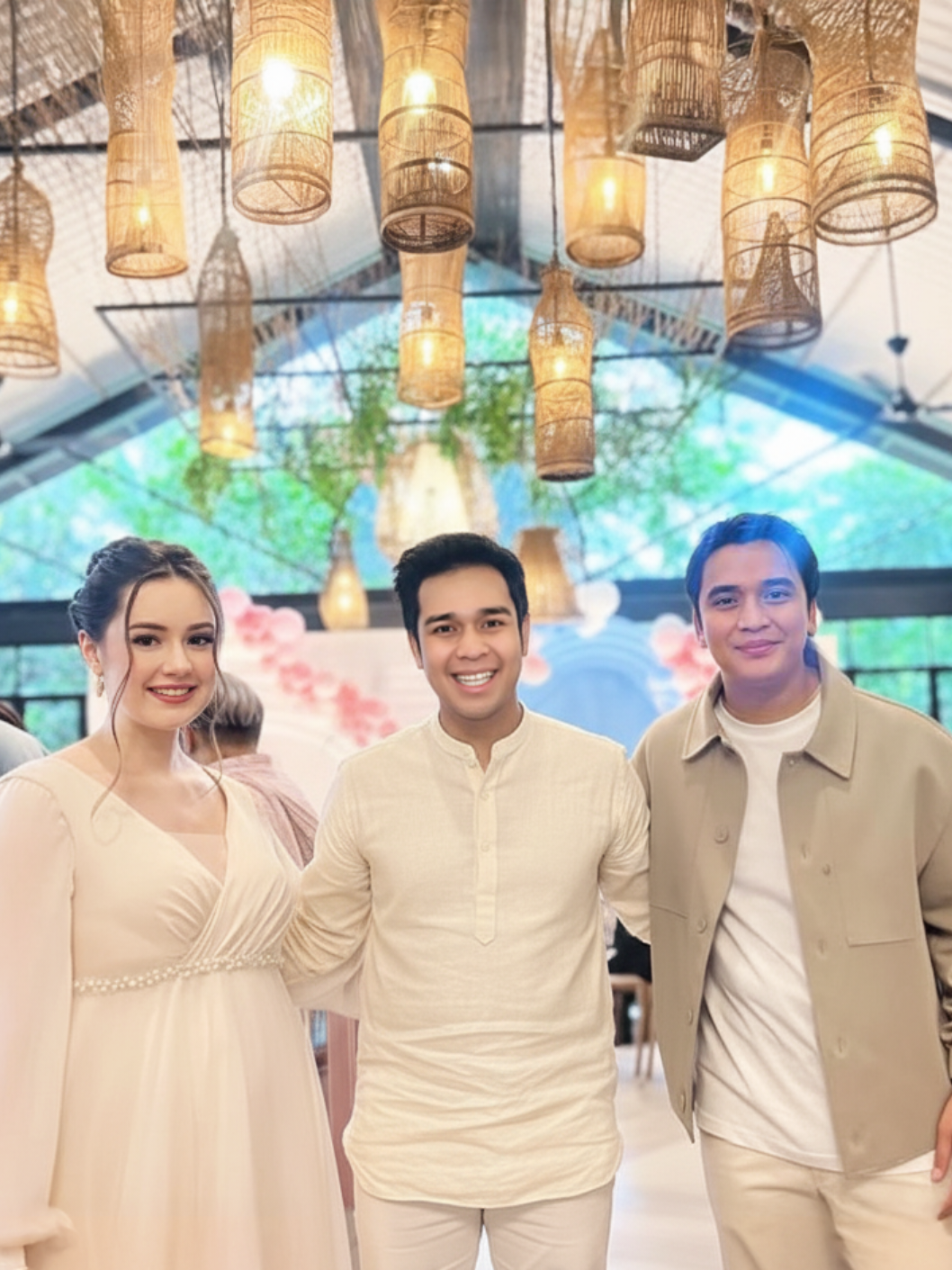 Bang Billy membuktikan, Tanpa sang Kakak dia mampu tetap bertahan di dunia Entertain bahkan di saat artis lain sudah redup. Banyangin aja Olga masih ada,  Pasti FYP penuh dengan dgn Candaan Olga ke Bule Rusia dan Billy 😁😅🥳😇. #vika #billysyahputra #editfoto #ai #elbira @Storybillyvika_ @EL BIRA STUDIO @Storybillyvika_  @vika.kolesnaya @Billy Syahputra 