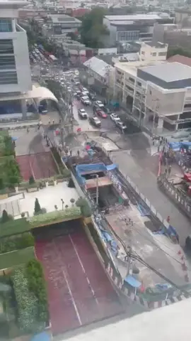 วินาทีถนนยุบตัวบริเวณหน้าโรงพยาบาลวชิระ และขอให้ผู้ใช้ถนนหลีกเลี่ยงเส้นทางดังกล่าว 🚑🚒🚒🚓🚓#ถนนสามเสน #อย่าปิดการมองเห็น #ขึ้นฟีดเถอะ #สตอรี่ชีวิต 