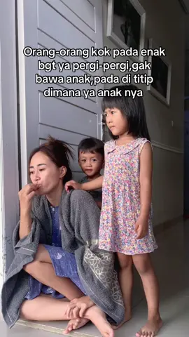 Nempel semua di ketek emak nya 😌
