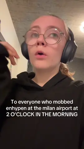 They literally couldn’t move to get to their car these poor boys are probs TRAUMATIZED #enhypen #engene #fyp @enhypen #enhypenfashionweek #enhypenairport 