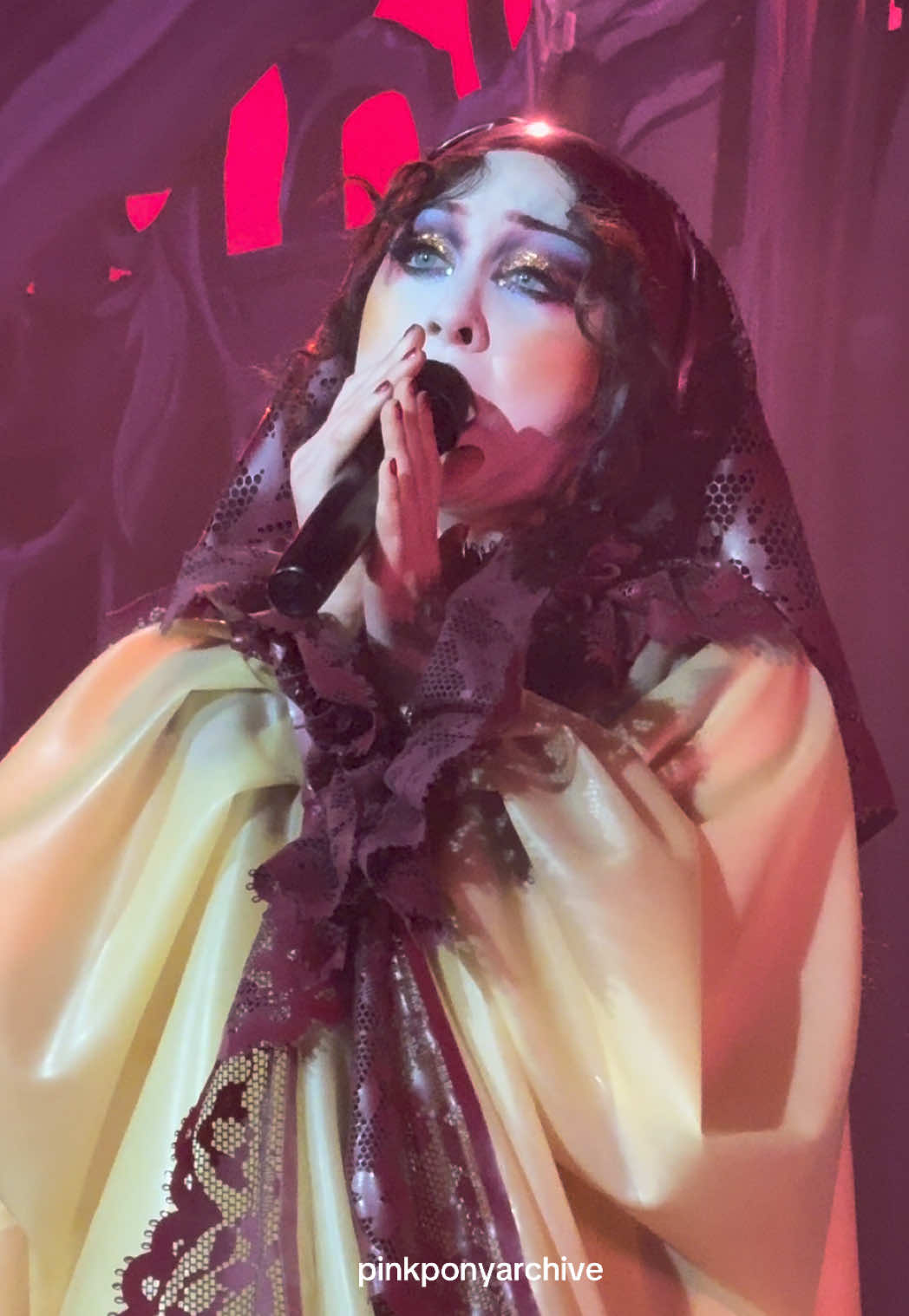 chappell roan performing ‘femininomenon’ at ‘visions of damsels & other dangerous things’ tour forest hills night 3 tonight!  via me ! #chappellroan #thesubway #pinkponyclub #hottogo #midwestprincess 