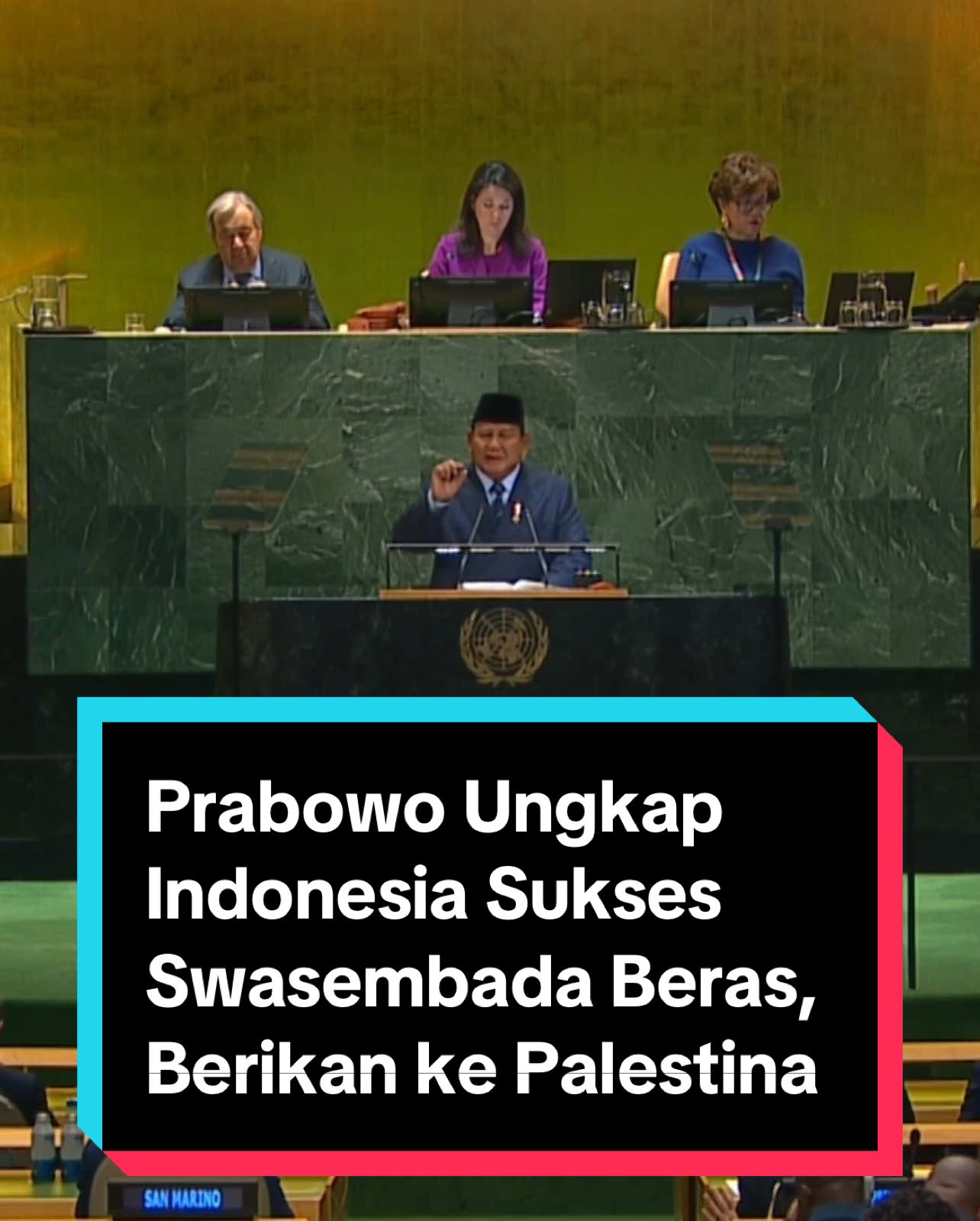 Prabowo Ungkap Indonesia Sukses Swasembada Beras, Berikan ke Palestina New York - Presiden Republik Indonesia Prabowo Subianto menyatakan saat ini Indonesia di bawah kepemimpinannya berhasil memproduksi beras hingga mencatat cadangan pangan tertinggi. Karena itu, pemerintah mulai mengekspor beras ke negara-negara yang membutuhkan, salah satunya Palestina. “Kami kini swasembada beras dan mulai mengekspor ke negara lain yang membutuhkan, termasuk Palestina. Kami membangun rantai pasok pangan yang tangguh, memperkuat produktivitas petani, dan berinvestasi dalam pertanian cerdas-iklim untuk menjamin ketahanan pangan generasi mendatang. Kami yakin dalam beberapa tahun Indonesia akan menjadi lumbung hijau dunia,” ujar Prabowo dalam pidatonya di Majelis Umum Perserikatan Bangsa-Bangsa (PBB) di New York, Amerika Serikat, Selasa (23/9). Prabowo pun bicara mengenai krisis iklim global. Ia menjelaskan Indonesia sebagai negara kepulauan begitu merasakan dampak perubahan iklim, contohnya naiknya permukaan air laut di pantai utara Jakarta.  Bertalian dengan itu, pemerintah membangun Giant Sea Wall atau Tanggul Laut Raksasa hampir sepanjang 500 km dari Banten hingga Jawa Timur. “Di pantai utara ibu kota kami, permukaan laut naik lima sentimeter setiap tahun. Bisakah Anda bayangkan sepuluh tahun lagi? Dua puluh tahun lagi? Karena itu, kami terpaksa membangun tanggul laut sepanjang 480 kilometer. Mungkin butuh 20 tahun, tetapi kami harus memulainya sekarang,” ucap dia. Prabowo menegaskan Indonesia tak menganggap remeh krisis iklim dan melakukan tindakan nyata. Ia menuturkan Indonesia berkomitmen pada Paris Agreement untuk mencapai Net Zero Emissions pada 2060. “Kami menargetkan reforestasi lebih dari 12 juta hektare hutan terdegradasi, mengurangi deforestasi, dan memberdayakan masyarakat lokal dengan lapangan kerja hijau,” kata Prabowo. “Indonesia beralih dari pembangunan berbasis bahan bakar fosil menuju energi terbarukan. Mulai tahun depan, sebagian besar kapasitas pembangkit listrik baru kami akan berasal dari energi terbarukan,” lanjutnya. Indonesia, kata Prabowo, juga memiliki tujuan bernegara yang jelas, yaitu mengangkat seluruh masyarakat keluar dari kemiskinan dan menjadikan Indonesia pusat solusi ketahanan pangan, energi, dan air. #prabowo #palestine #fyp #unitednations #amerika🇺🇸 