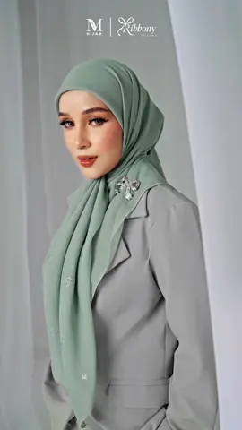 Dah ready ke #MINAZLovers? 😍  Koleksi yang ditunggu-tunggu — Ribbony Plain Series akan dilancarkan eksklusif pada 25.9.25, 12 tengahari 🎀✨  Simple, classy dengan details reben yang confirm buat look #MINAZLovers terus nampak wow! 💕  Save the date sekarang ✨   Available Size: Bidang 36 (RM25), Bidang 45 (RM30), Bidang 50 (RM36), Bidang 55 (RM40) #MinazHijab #MinazRibbony #MinazIkatanKita