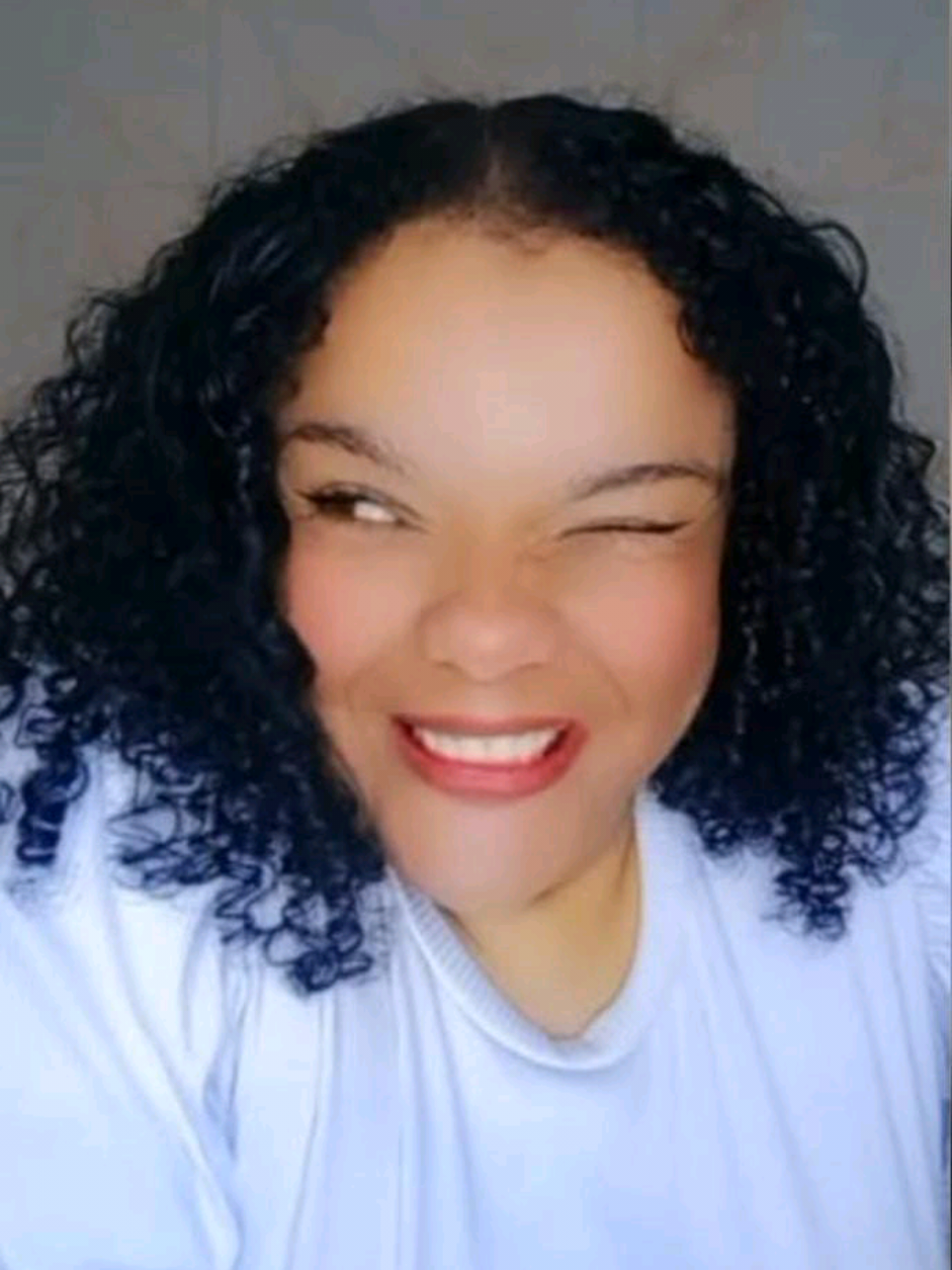 😢 Seu cabelo amanhece cheio de frizz e sem forma no day after? 📌 Use o cupom: 🏷️CARIANE e garanta um super desconto extra em todo o site @Apice Cosméticos  🔗 Link disponível no perfil! 💧 Antes e depois poderoso no day after usando apenas 3 produtinhos incríveis da Ápice: 🙋🏻‍♀️ Com essa revitalização rápida e prática, seus cachos ficam com: ✨ Frizz controlado ✨ Definição linda e duradoura ✨ Cachos leves ✨ Cabelo macio ✨ Brilho incrível 👑 Dica extra: a touca de cetim é sua melhor amiga para acordar no dia seguinte com os cachos ainda mais lindos! 💬 Me conta: qual desses 3 produtos é o seu favorito no day after? #ápice #apice #apicecosmeticos #triboapse #antesedepois 