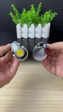 Đèn pin tích hợp móc khoá sạc dự phòng tiện lợi