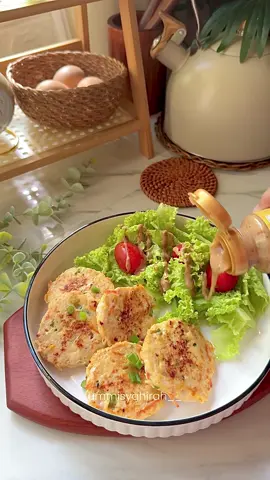 Chicken Patty ✨ (Menu Diet🤭) Haa mana haritu yang minta kita share menu-menu macam ni, jangan lupa buat😆 mudah je & kenyang lama. Bahan-bahan: - Isi ayam - Bawang holland - Carrot - Daun bawang/ daun sup - 1 biji telur - Lada sulah - Mushroom Seasoning & garam Sos sy guna Sos Rich Sesame @Fundokinyakin 👍🏻 Selamat mencuba!!