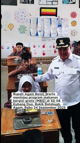 Bupati Agam Benni Warlis meninjau program makanan bergizi gratis (MBG) di SD 08 Kubang Duo, Bukik Batabuah, Agam, Rabu 24 September 2025 #mbgagam #bennywarlis #agam #sumbar #classymedia 