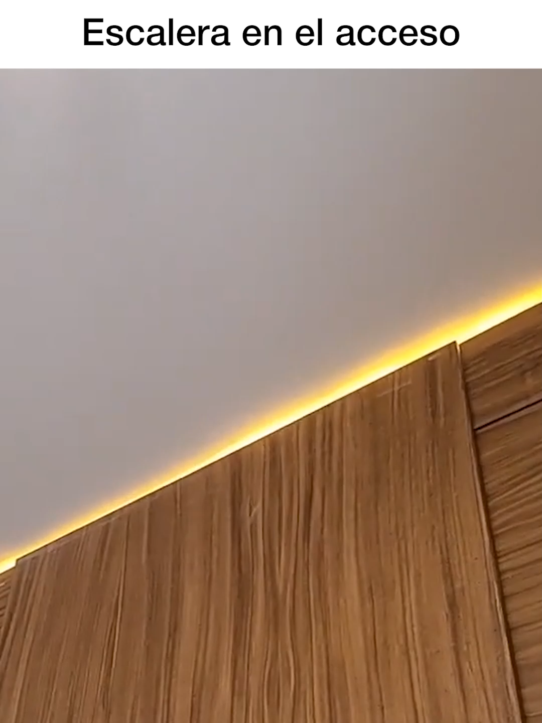 Escalera en el acceso #CasaDeEstructuraDeAcero #ArquitecturaModerna #DiseñoDeInteriores Ve a ver el video completo AQUÍ: https://youtu.be/d7bOi0uKQic