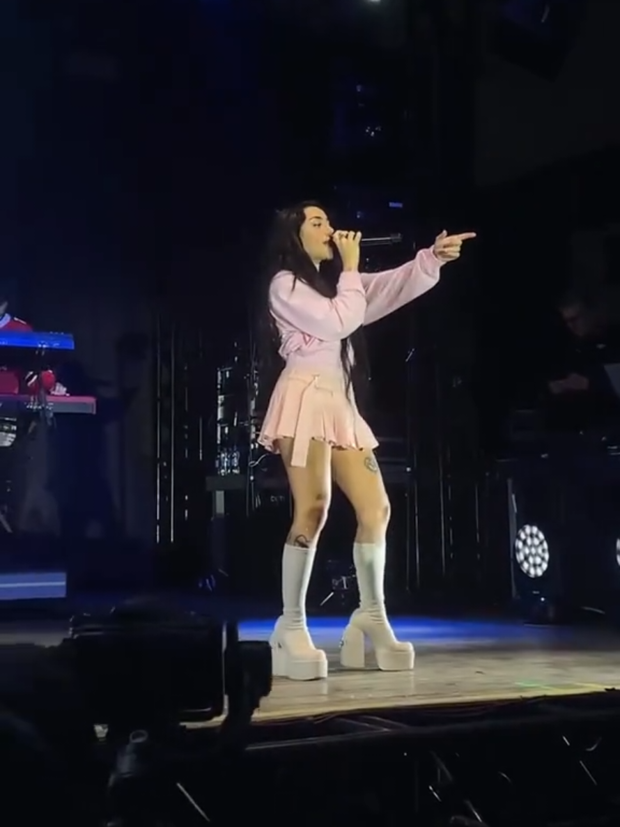 Nicki Cantando Una Foto Remix En Floripa El Festival #brasil  #unafotoremix #nickinicole #vistas #enparatitiktok @naiki 