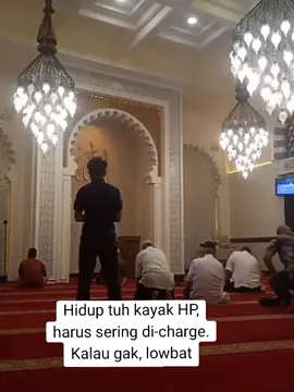 Hidup tuh kayak HP, harus sering di-charge. Kalau gak, lowbat.  Sama juga kayak hati, kalau gak sholat, ya kosong. Sholat tuh kayak charger, bikin energi balik lagi. #Sholat #SholatItuIndah #HadiahDariAlloh 