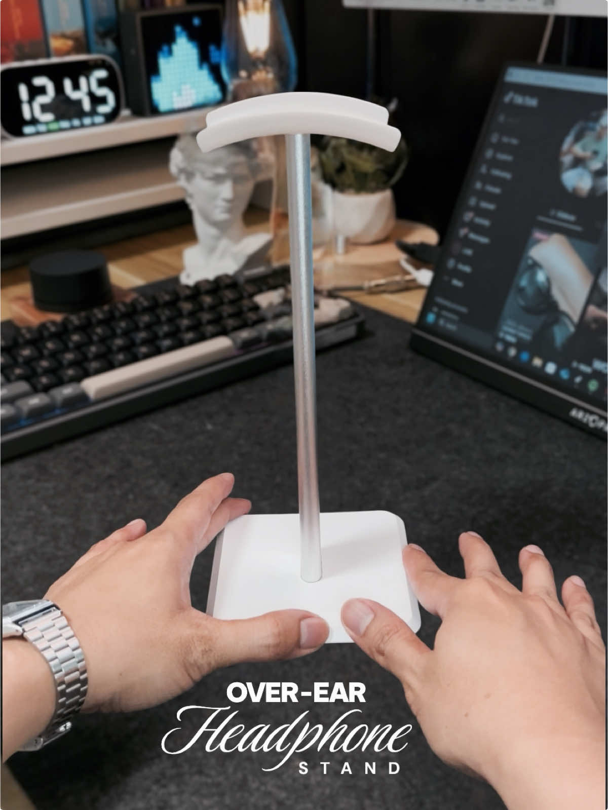 Tired of leaving your headset scattered on your desk? This Over-Ear Headphone Stand is a simple and practical solution. It’s easy to assemble, lightweight, and made from durable aluminum alloy — giving your headset a secure place while keeping your workspace clean and professional. #DeskOrganization #HeadphoneStand #WorkspaceGoals #HeadphoneHolder #MinimalistSetup