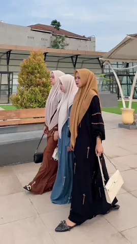 Membalas @May🎀 Kata Aku sihhh minimal punya ke 3 warna ini palinggg bestseller pokoknya 😭😭🫵🏻 Nemuuu Abaya Kaftan Semewahhh iniii dengan harga merakyatttt 😍🔥 Ngga chekouttt Rugiiiiii‼️🔥##kaftan##kaftanviral#dasterviral 