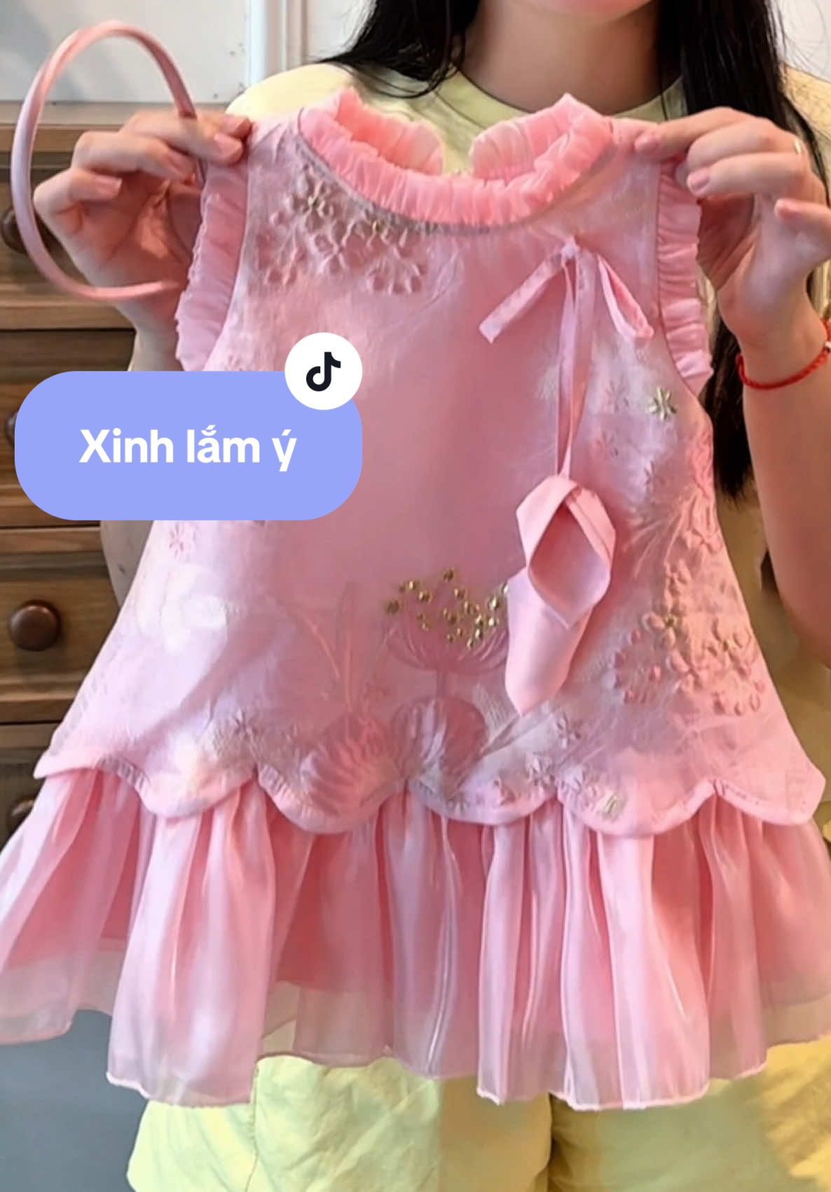 Váy xinh được kèm bờm tóc nha mẹ #tiktokshop #thoitrangtreem #vayditiecchobe #vaybegai #vaybegaixinh 