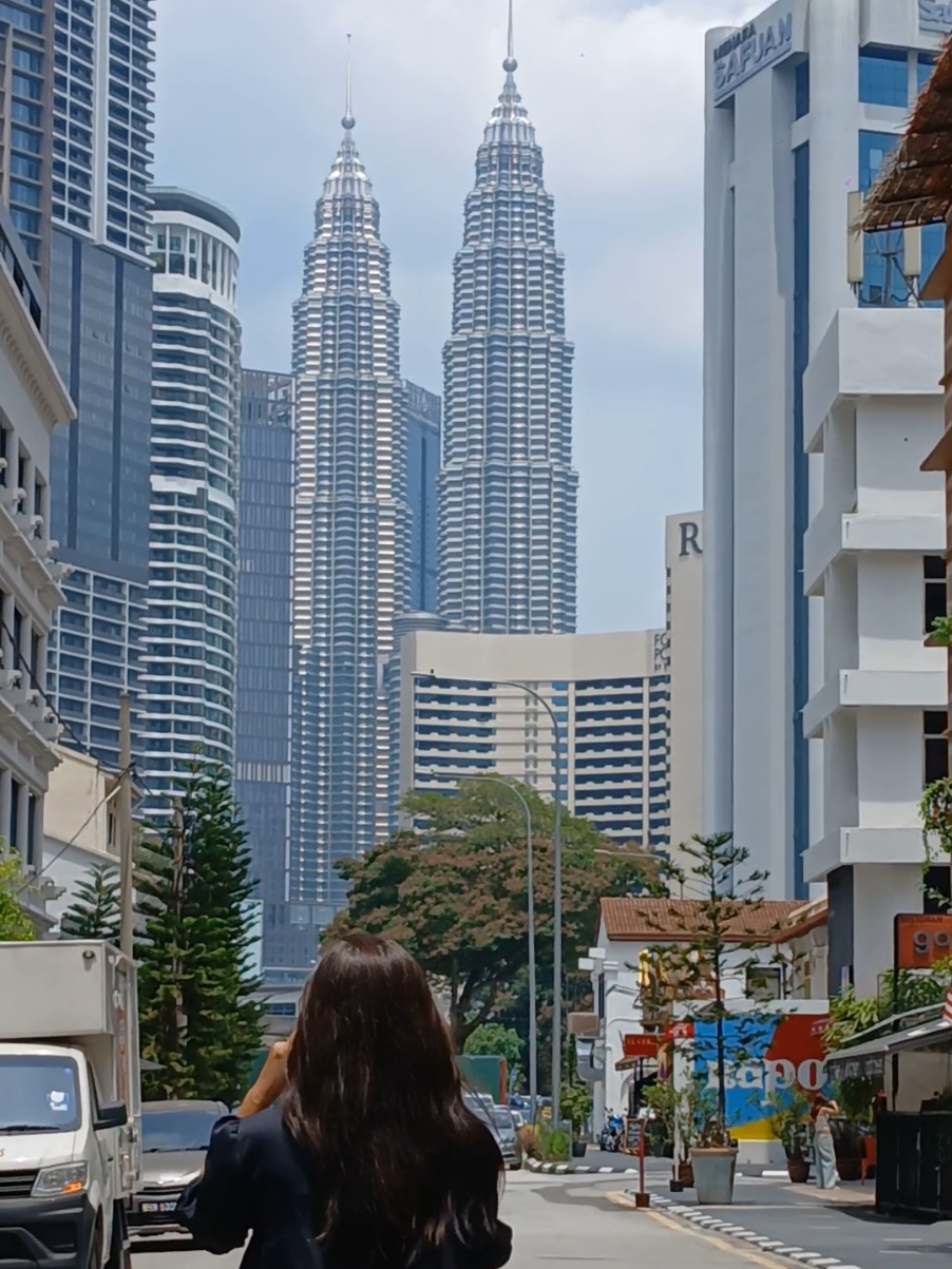 PETRONAS TWIN TOWERS VIEW FROM CHOW KIT - KUALA LUMPUR 🇲🇾 #chowkit #petronas #twintowers 